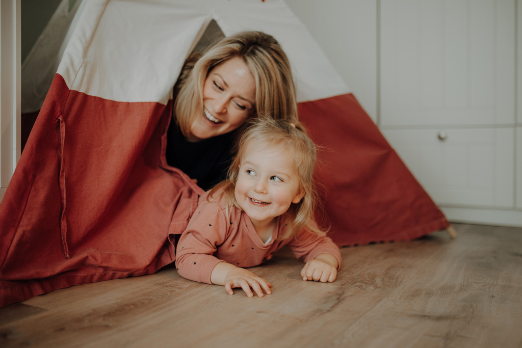 Familienfotos zu Hause, auch beim essen in der Küche mit ganz viel Spaß. das Geschwisterkind wurde geboren und wir haben Familienfotos gemacht. im wohnzimmer, im Kinderzimmer und und in der Küche beim kochen. es wurde getobt und gekuschelt, gestillt und gespielt und habe fotos von der Familie gemacht in berlin. neugeborenen fotos.