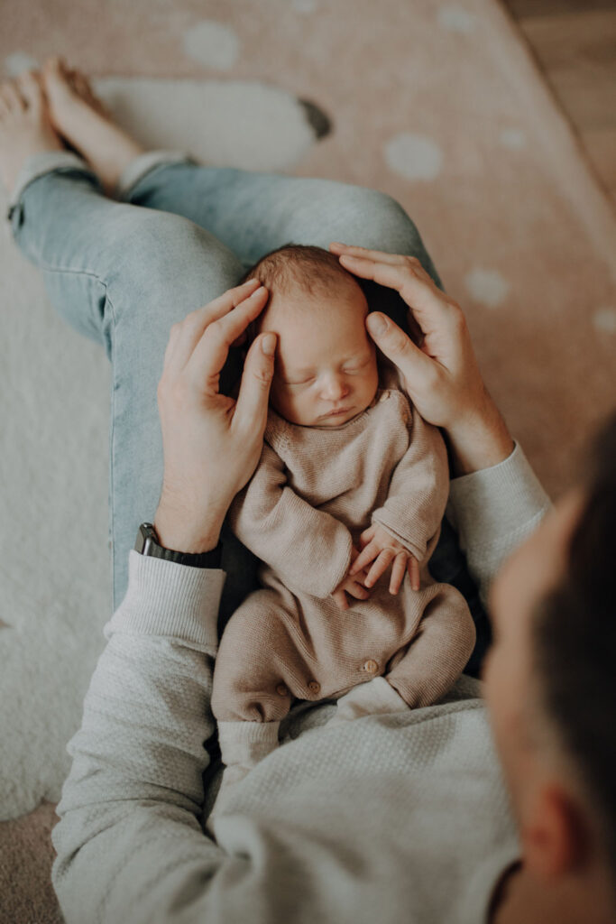 Familienfotos zu Hause, auch beim essen in der Küche mit ganz viel Spaß. das Geschwisterkind wurde geboren und wir haben Familienfotos gemacht. im wohnzimmer, im Kinderzimmer und und in der Küche beim kochen. es wurde getobt und gekuschelt, gestillt und gespielt und habe fotos von der Familie gemacht in berlin. neugeborenen fotos.