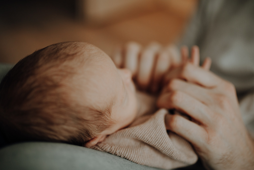 Familienfotos zu Hause, auch beim essen in der Küche mit ganz viel Spaß. das Geschwisterkind wurde geboren und wir haben Familienfotos gemacht. im wohnzimmer, im Kinderzimmer und und in der Küche beim kochen. es wurde getobt und gekuschelt, gestillt und gespielt und habe fotos von der Familie gemacht in berlin. neugeborenen fotos.