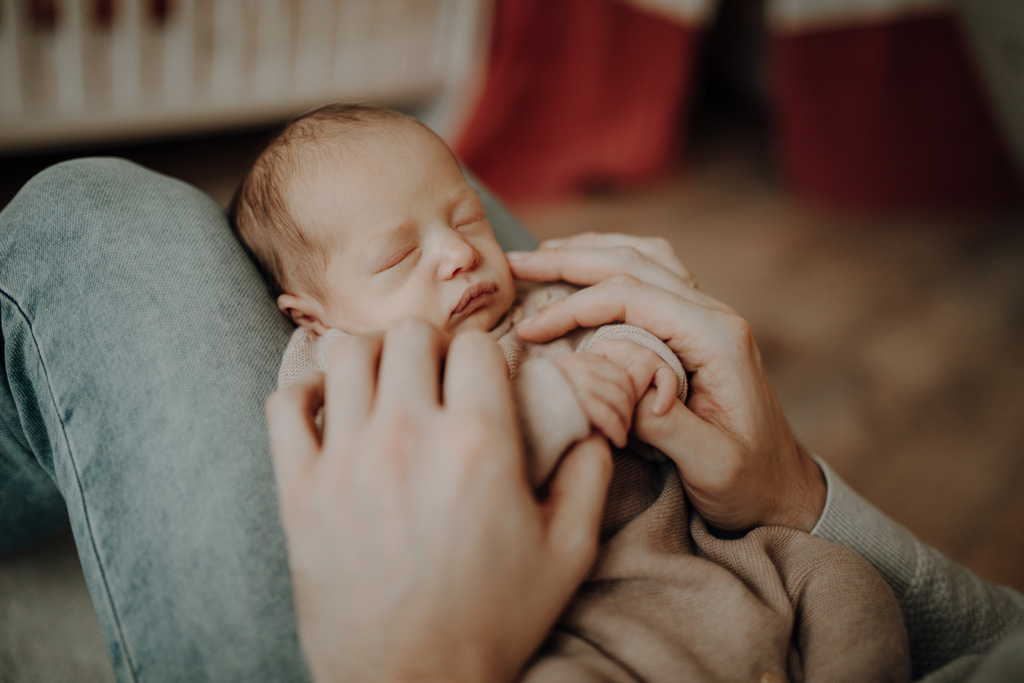 Familienfotos zu Hause, auch beim essen in der Küche mit ganz viel Spaß. das Geschwisterkind wurde geboren und wir haben Familienfotos gemacht. im wohnzimmer, im Kinderzimmer und und in der Küche beim kochen. es wurde getobt und gekuschelt, gestillt und gespielt und habe fotos von der Familie gemacht in berlin. neugeborenen fotos.