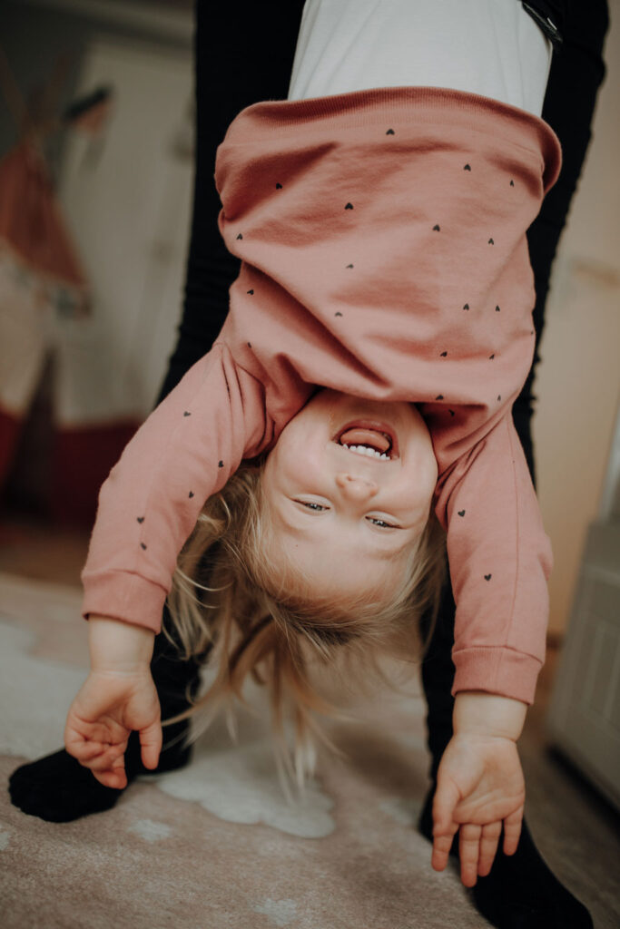 Familienfotos zu Hause, auch beim essen in der Küche mit ganz viel Spaß. das Geschwisterkind wurde geboren und wir haben Familienfotos gemacht. im wohnzimmer, im Kinderzimmer und und in der Küche beim kochen. es wurde getobt und gekuschelt, gestillt und gespielt und habe fotos von der Familie gemacht in berlin. neugeborenen fotos.