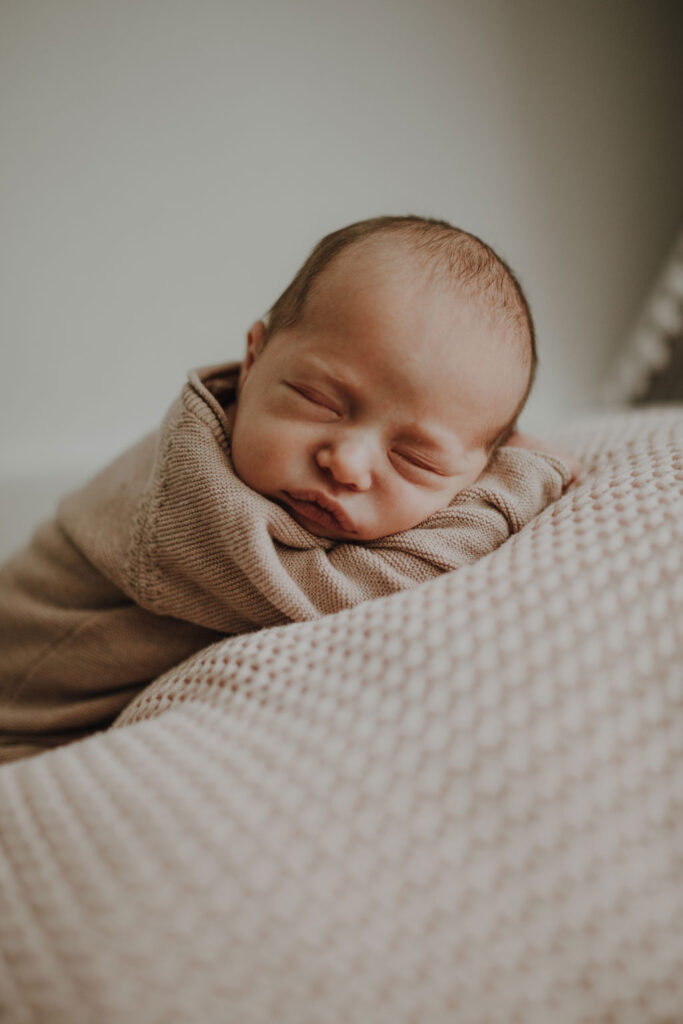 Familienfotos zu Hause, auch beim essen in der Küche mit ganz viel Spaß. das Geschwisterkind wurde geboren und wir haben Familienfotos gemacht. im wohnzimmer, im Kinderzimmer und und in der Küche beim kochen. es wurde getobt und gekuschelt, gestillt und gespielt und habe fotos von der Familie gemacht in berlin. neugeborenen fotos.