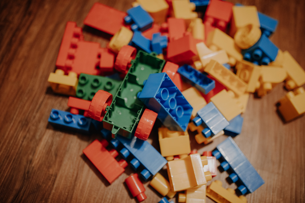 Familienfotos zu Hause, auch beim essen in der Küche mit ganz viel Spaß. das Geschwisterkind wurde geboren und wir haben Familienfotos gemacht. im wohnzimmer, im Kinderzimmer und und in der Küche beim kochen. es wurde getobt und gekuschelt, gestillt und gespielt und habe fotos von der Familie gemacht in berlin.