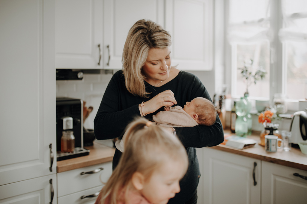 Familienfotos zu Hause, auch beim essen in der Küche mit ganz viel Spaß. das Geschwisterkind wurde geboren und wir haben Familienfotos gemacht. im wohnzimmer, im Kinderzimmer und und in der Küche beim kochen. es wurde getobt und gekuschelt, gestillt und gespielt und habe fotos von der Familie gemacht in berlin.