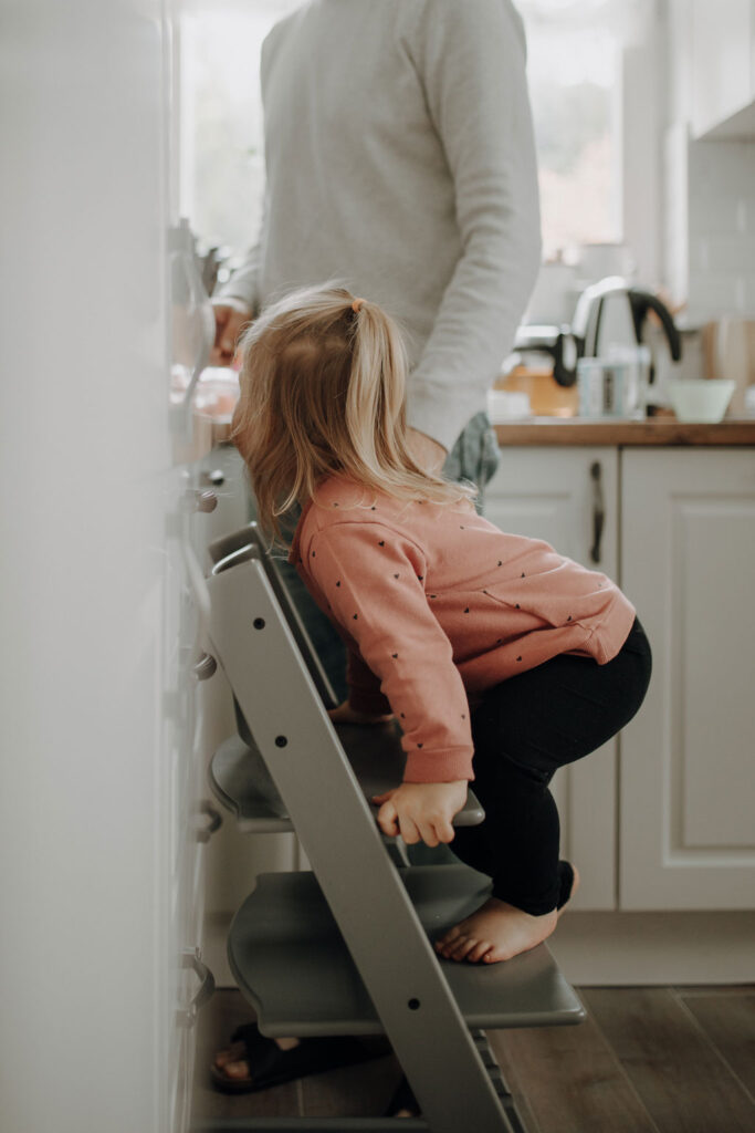 Familienfotos zu Hause, auch beim essen in der Küche mit ganz viel Spaß. das Geschwisterkind wurde geboren und wir haben Familienfotos gemacht. im wohnzimmer, im Kinderzimmer und und in der Küche beim kochen. es wurde getobt und gekuschelt, gestillt und gespielt und habe fotos von der Familie gemacht in berlin.