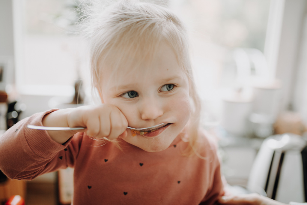 Familienfotos zu Hause, auch beim essen in der Küche mit ganz viel Spaß. das Geschwisterkind wurde geboren und wir haben Familienfotos gemacht. im wohnzimmer, im Kinderzimmer und und in der Küche beim kochen. es wurde getobt und gekuschelt, gestillt und gespielt und habe fotos von der Familie gemacht in berlin.