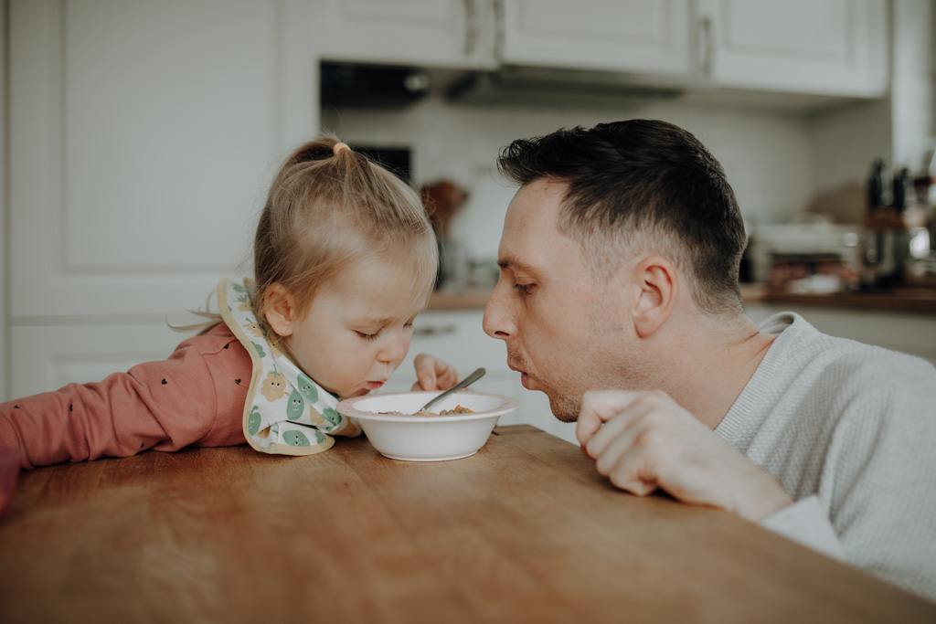 Familienfotos zu Hause, auch beim essen in der Küche mit ganz viel Spaß. das Geschwisterkind wurde geboren und wir haben Familienfotos gemacht. im wohnzimmer, im Kinderzimmer und und in der Küche beim kochen. es wurde getobt und gekuschelt, gestillt und gespielt und habe fotos von der Familie gemacht in berlin.