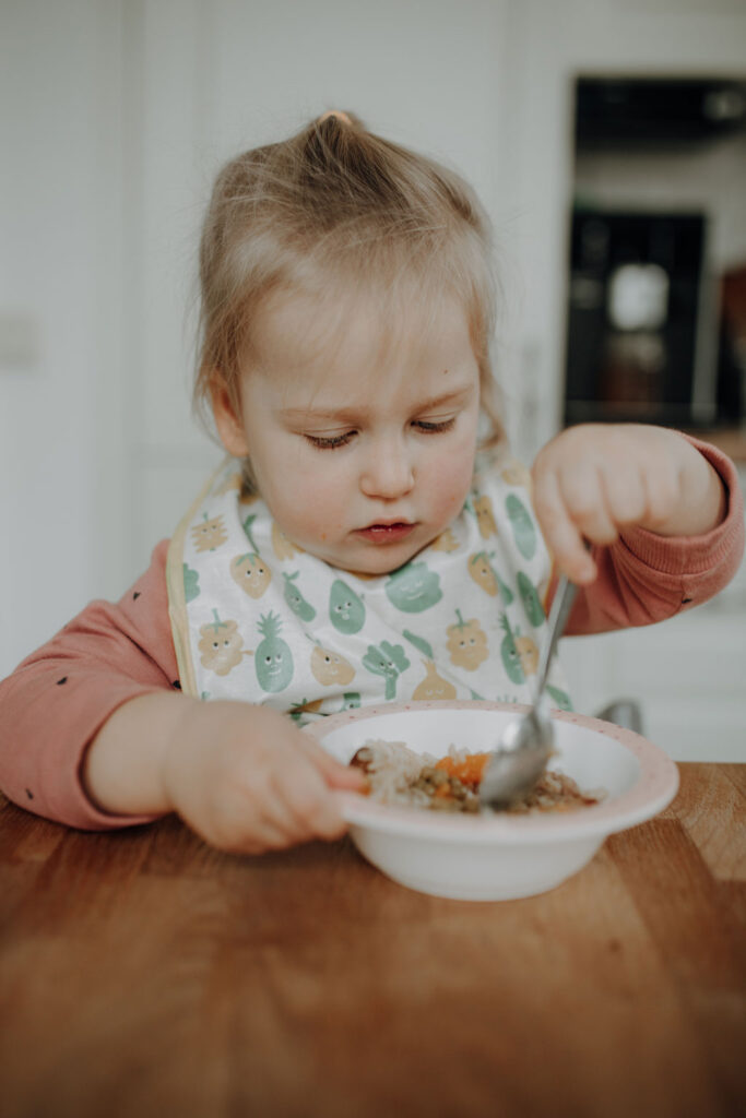 Familienfotos zu Hause, auch beim essen in der Küche mit ganz viel Spaß. das Geschwisterkind wurde geboren und wir haben Familienfotos gemacht. im wohnzimmer, im Kinderzimmer und und in der Küche beim kochen. es wurde getobt und gekuschelt, gestillt und gespielt und habe fotos von der Familie gemacht in berlin.