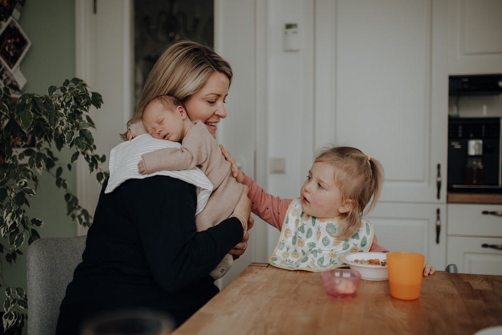 Familienfotos zu Hause, auch beim essen in der Küche mit ganz viel Spaß. das Geschwisterkind wurde geboren und wir haben Familienfotos gemacht. im wohnzimmer, im Kinderzimmer und und in der Küche beim kochen. es wurde getobt und gekuschelt, gestillt und gespielt und habe fotos von der Familie gemacht in berlin.
