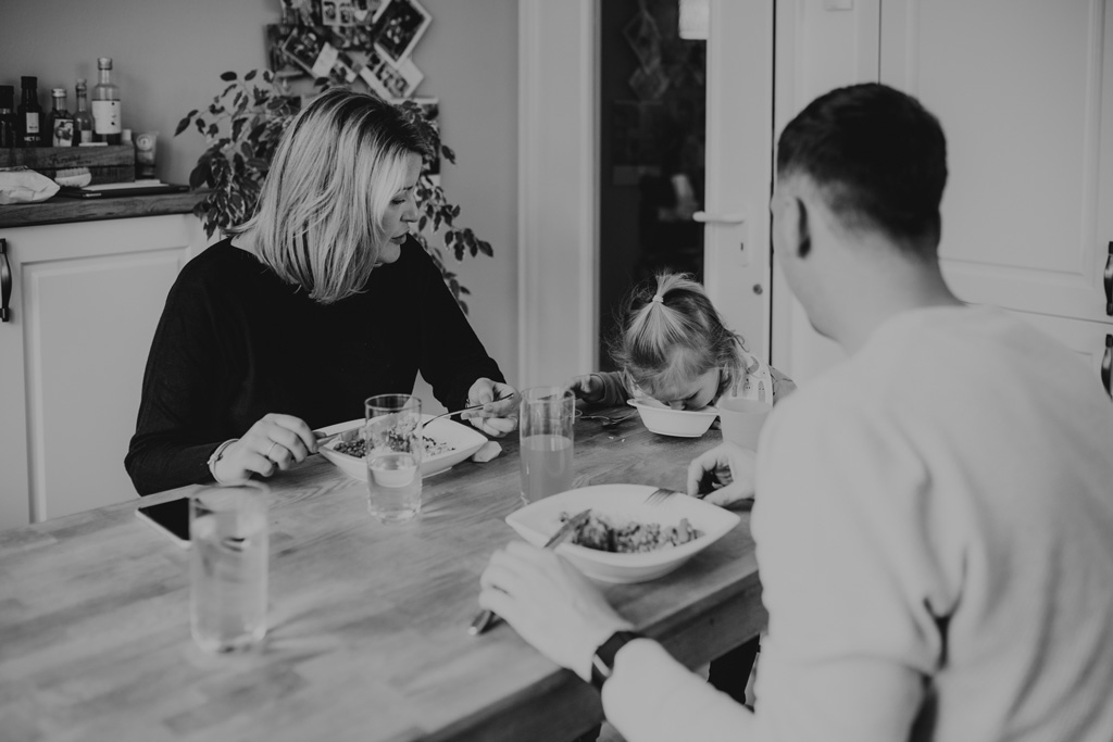 Familienfotos zu Hause, auch beim essen in der Küche mit ganz viel Spaß. das Geschwisterkind wurde geboren und wir haben Familienfotos gemacht. im wohnzimmer, im Kinderzimmer und und in der Küche beim kochen. es wurde getobt und gekuschelt, gestillt und gespielt und habe fotos von der Familie gemacht in berlin.