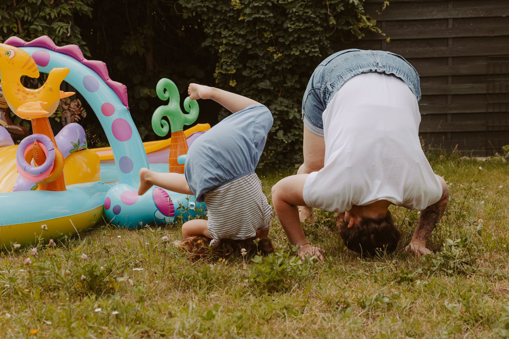 Familienfotos zu Hause als Homestory mit Eltern und Kind. im Sommer mit Pool und Wasserschlacht. Familienreportage und Kissenschlacht mit Mama und Papa. mit meiner Kamera halte ich als familienfotografin die schönsten Momente fest.