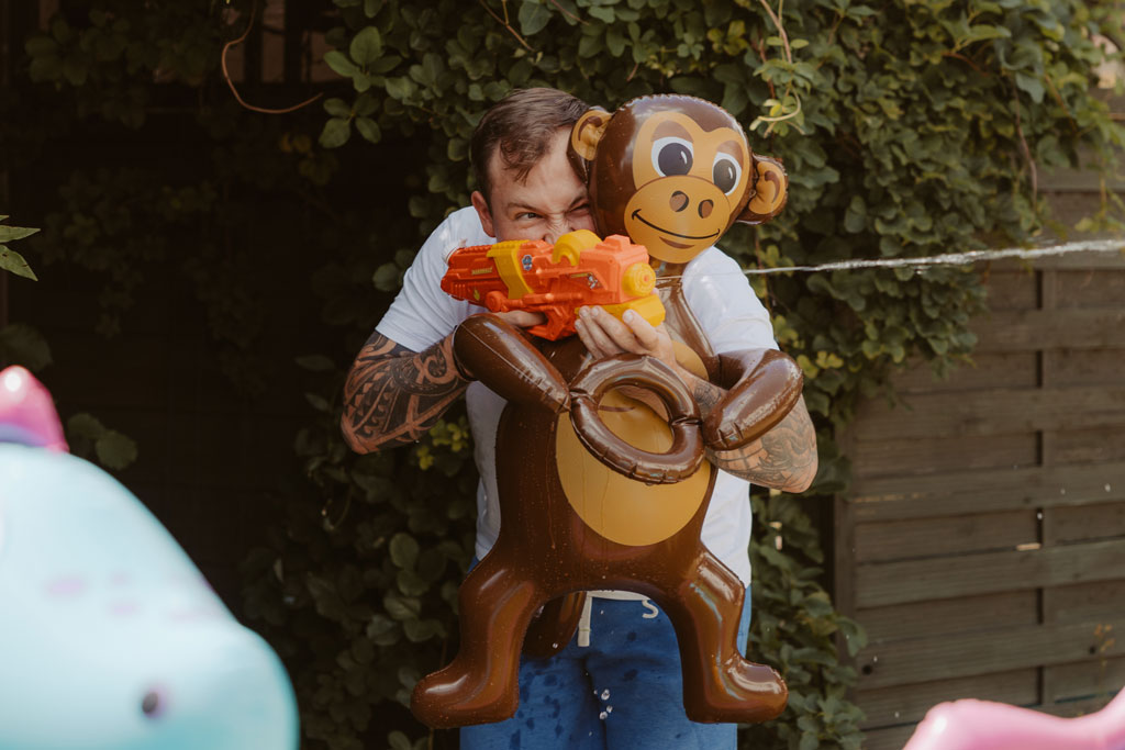 Familienfotos zu Hause als Homestory mit Eltern und Kind. im Sommer mit Pool und Wasserschlacht. Familienreportage und Kissenschlacht mit Mama und Papa. mit meiner Kamera halte ich als familienfotografin die schönsten Momente fest.