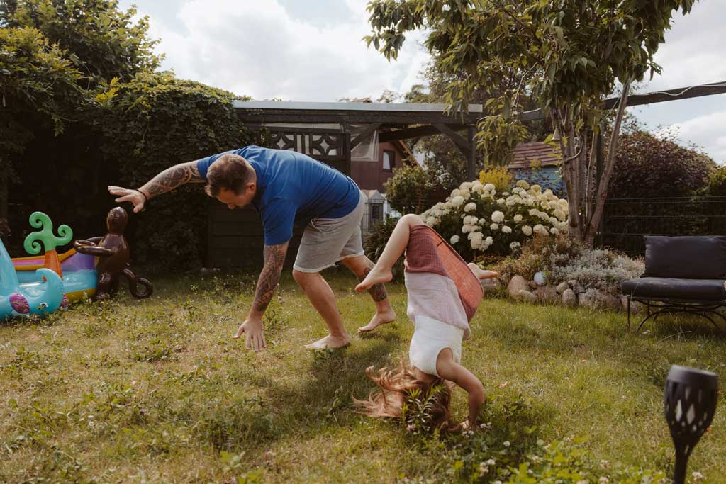 Familienfotos zu Hause als Homestory mit Eltern und Kind. im Sommer mit Pool und Wasserschlacht. Familienreportage und Kissenschlacht mit Mama und Papa. mit meiner Kamera halte ich als familienfotografin die schönsten Momente fest.