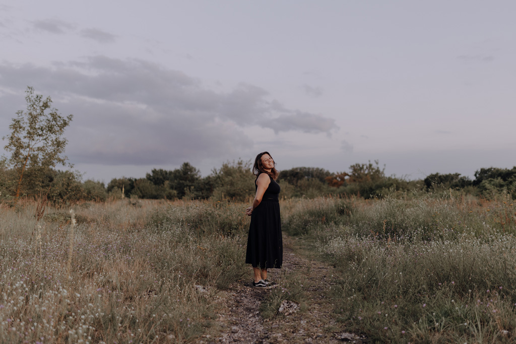 Maria Brussig in der Natur in berlin. ich bin Fotografin und das sind Selbstporträts.