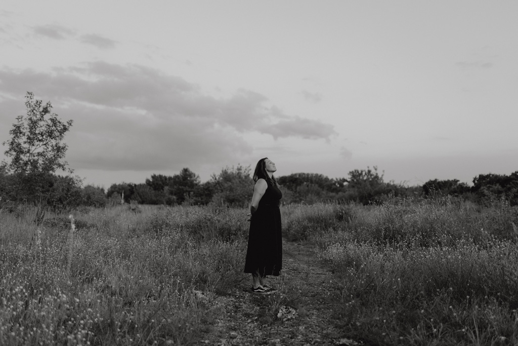 Maria Brussig in der Natur in berlin. ich bin Fotografin und das sind Selbstporträts.