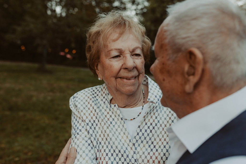 Oma und Opa couple shooting in Weißensee direkt am See. Paarfotos zum 65. Hochzeitstag mit alten Händen und Eheringen. beim spazieren gehen mit der Familie im grünen auf einer wiese.